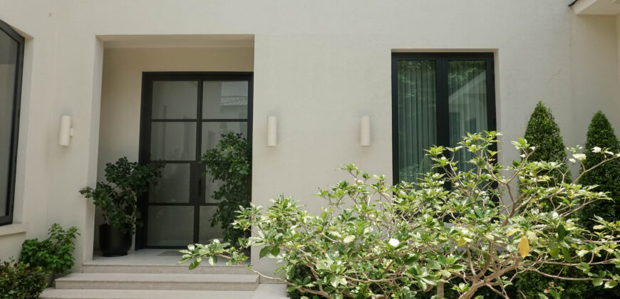 Majestuosa Residencia Frente al Lago en la Prestigiosa Urbanización Lagos de Batán