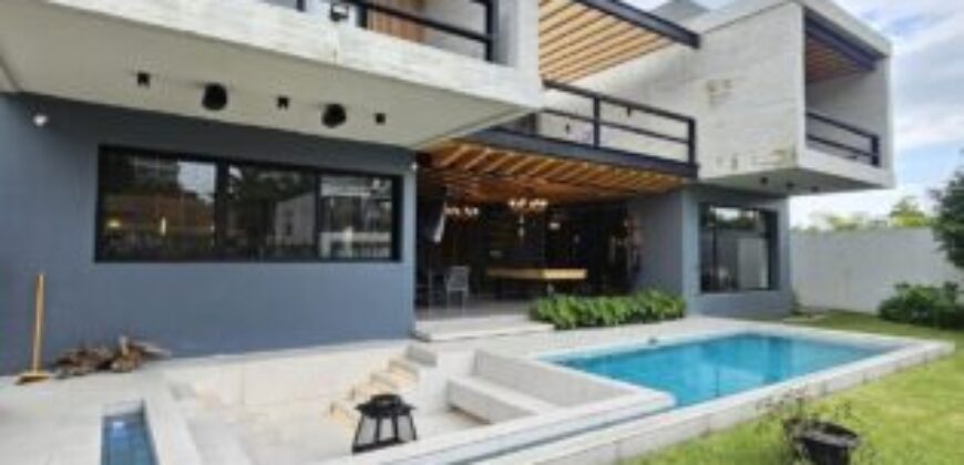 Hermosa Casa en Venta con Vista al lago en Blue Bay, Isla Mocoli