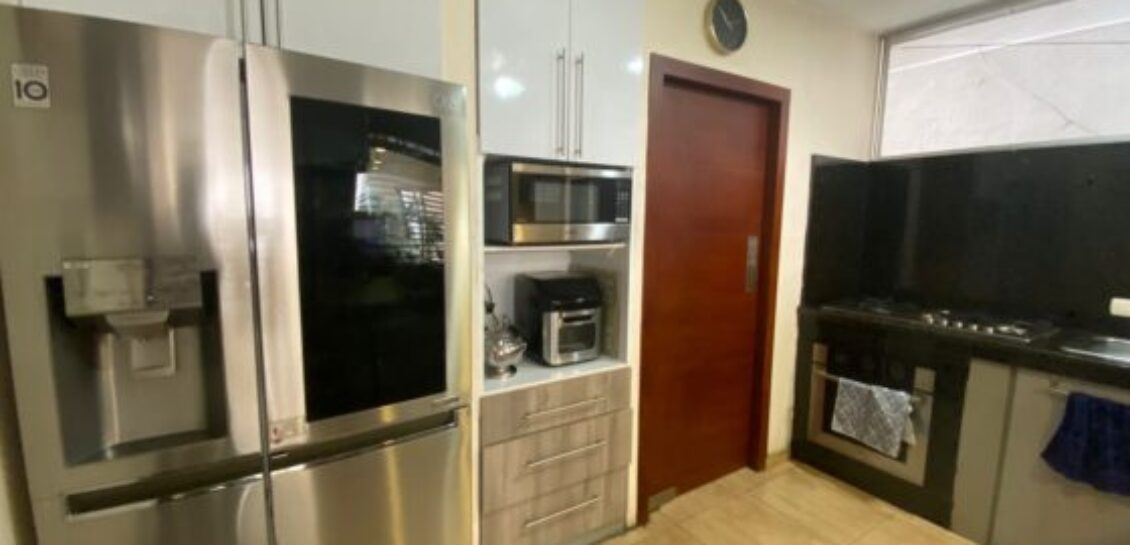 En Venta o Alquiler Amplio Departamento de 2 Dorm Más Estudio en Los Olivos