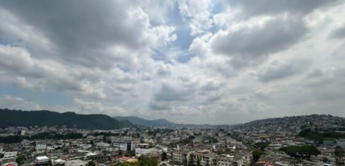 En Alquiler  Hermoso Penthouse en Lomas de Urdesa  – 3 Dormitorios