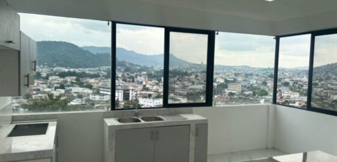 En Alquiler  Hermoso Penthouse en Lomas de Urdesa  – 3 Dormitorios