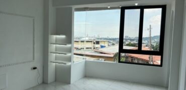 En Alquiler  Hermoso Penthouse en Lomas de Urdesa  – 3 Dormitorios