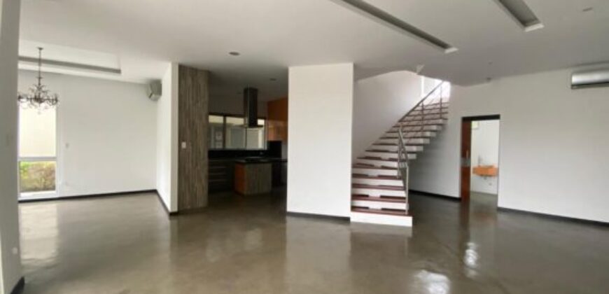 En Venta Moderna casa de 3 dormitorios + estudio, primeros kms – Via a Samborondón