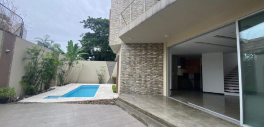 En Venta Moderna casa de 3 dormitorios + estudio, primeros kms – Via a Samborondón