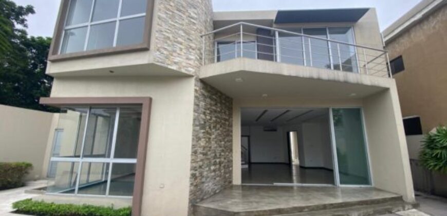 En Venta Moderna casa de 3 dormitorios + estudio, primeros kms – Via a Samborondón