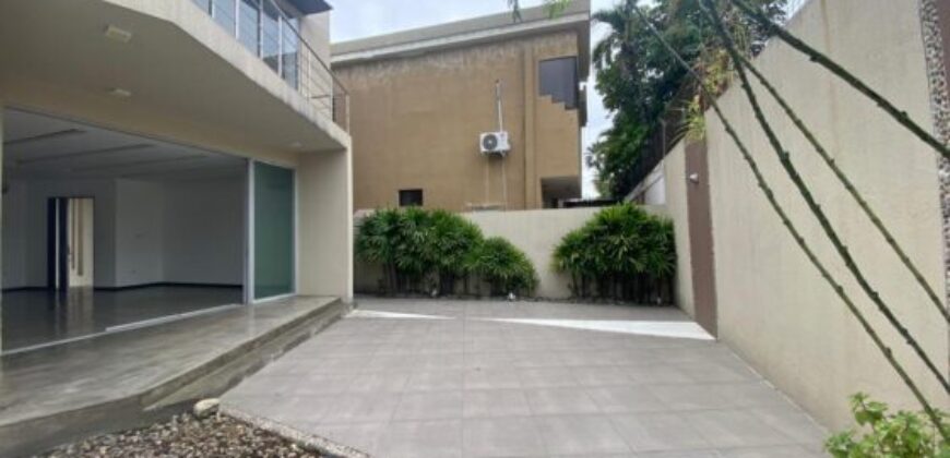 En Venta Moderna casa de 3 dormitorios + estudio, primeros kms – Via a Samborondón