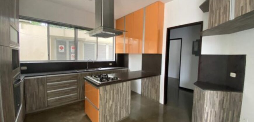 En Venta Moderna casa de 3 dormitorios + estudio, primeros kms – Via a Samborondón