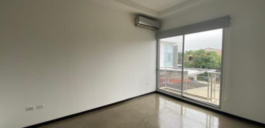 En Venta Moderna casa de 3 dormitorios + estudio, primeros kms – Via a Samborondón