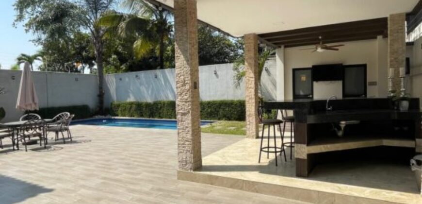 Casa Amoblada en Venta o Alquiler en Samborondón Km 4