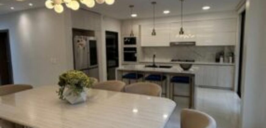 Espectacular Casa de 4 Dorm, Diseño Clásico, Isla Celeste