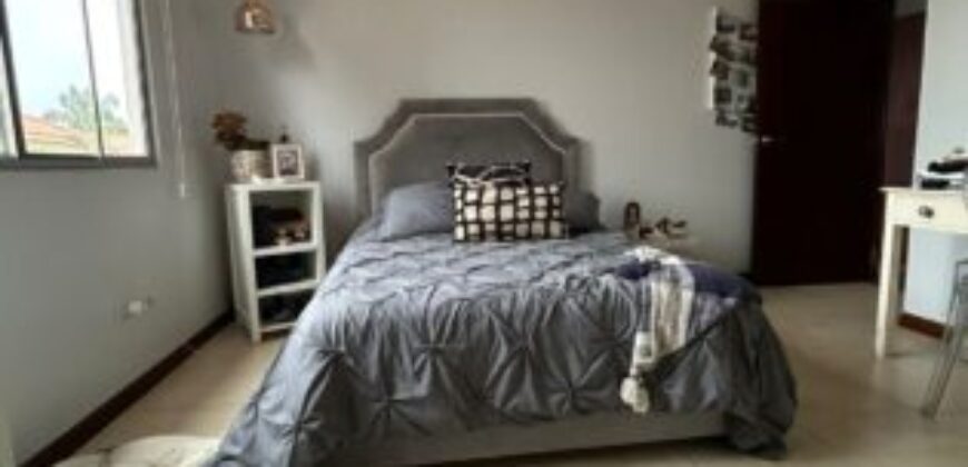 Hermosa Casa en Venta de 3 Dorm Más Estudio en Samborondón Km 3.5