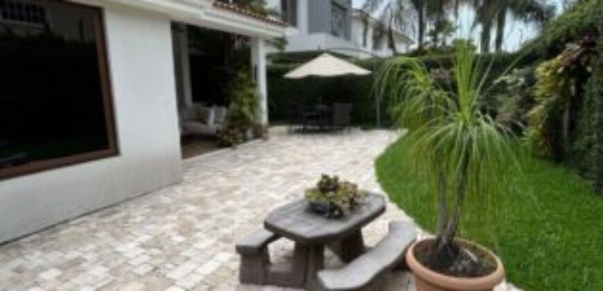 Hermosa Casa en Venta de 3 Dorm Más Estudio en Samborondón Km 3.5