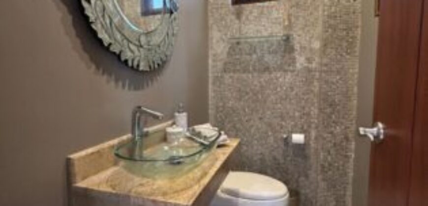 Hermosa Casa en Venta de 3 Dorm Más Estudio en Samborondón Km 3.5