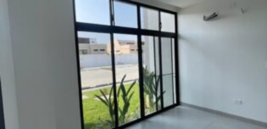 En Alquiler Departamento Planta Baja de Estreno 3 Dorm, en Samborondón Km 3