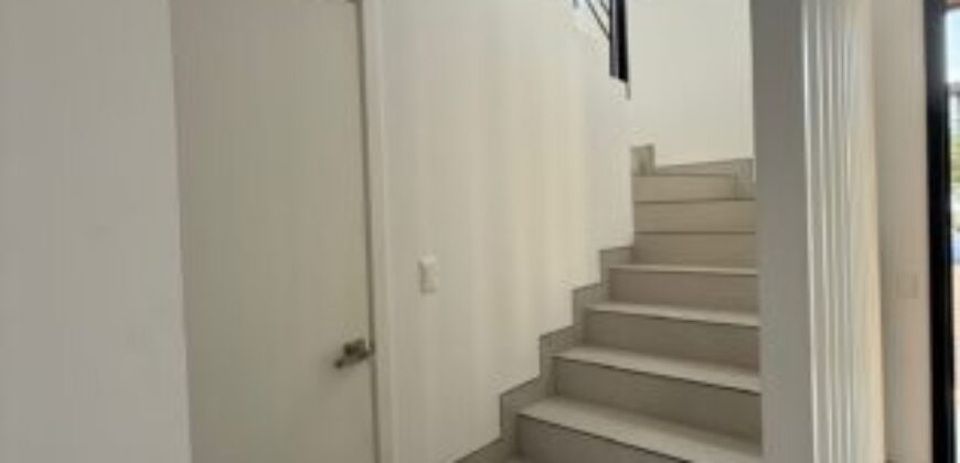 En Alquiler Courtyard Semi – Amoblado de 3 Dorm en Sotileza – Isla Mocoli.