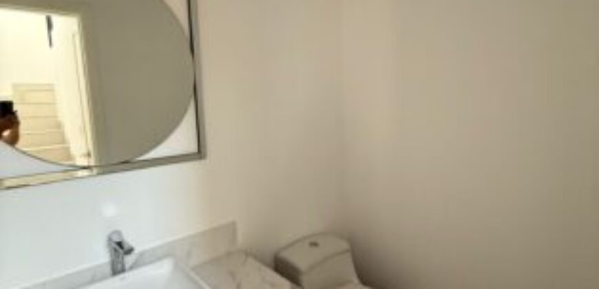 En Alquiler Courtyard Semi – Amoblado de 3 Dorm en Sotileza – Isla Mocoli.