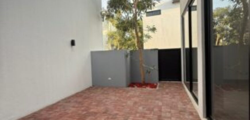 En Alquiler Courtyard Semi – Amoblado de 3 Dorm en Sotileza – Isla Mocoli.