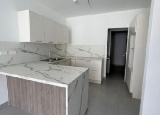 En Alquiler Departamento de 3 Dorm. de Estreno en Riona