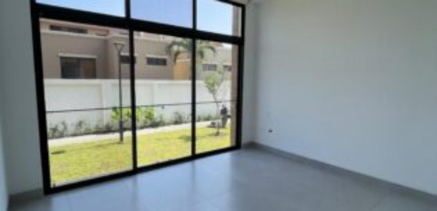 En Alquiler Departamento de 3 Dorm. de Estreno en Riona