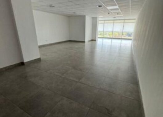 Oficina en Alquiler en Arcos Plaza, Ubicacion Estratégica en Samborondon