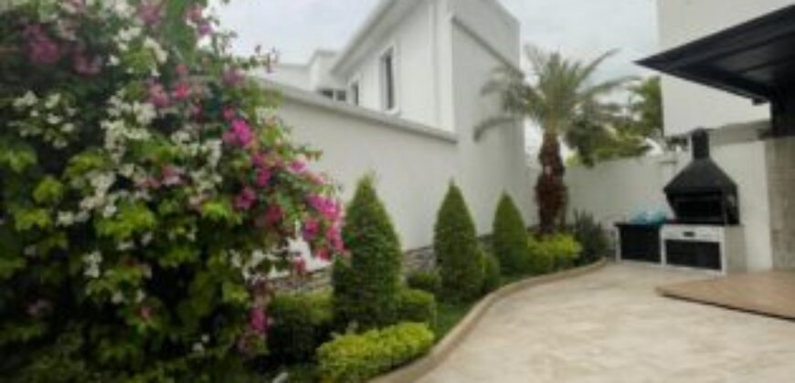 Hermosa Casa Remodelada de 3 Dorm. en Venta en El Km 2.5 de Samborondon