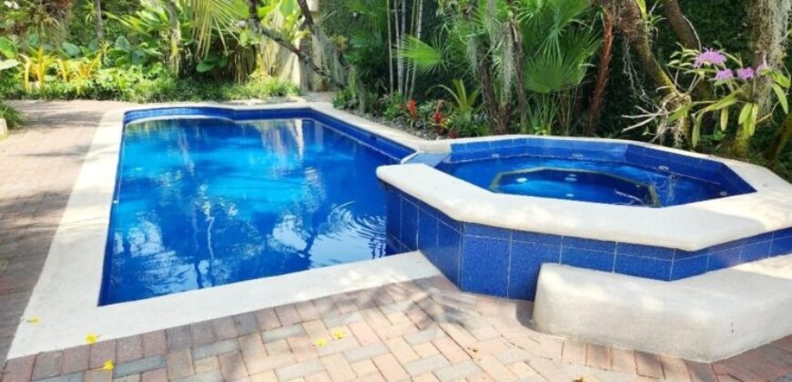 Hermosa Casa en Venta de 4 Dorm., Km 6 Vía Samborondón