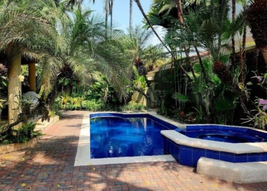 Hermosa Casa en Venta de 4 Dorm., Km 6 Vía Samborondón