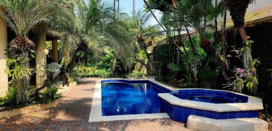 Hermosa Casa en Venta de 4 Dorm., Km 6 Vía Samborondón