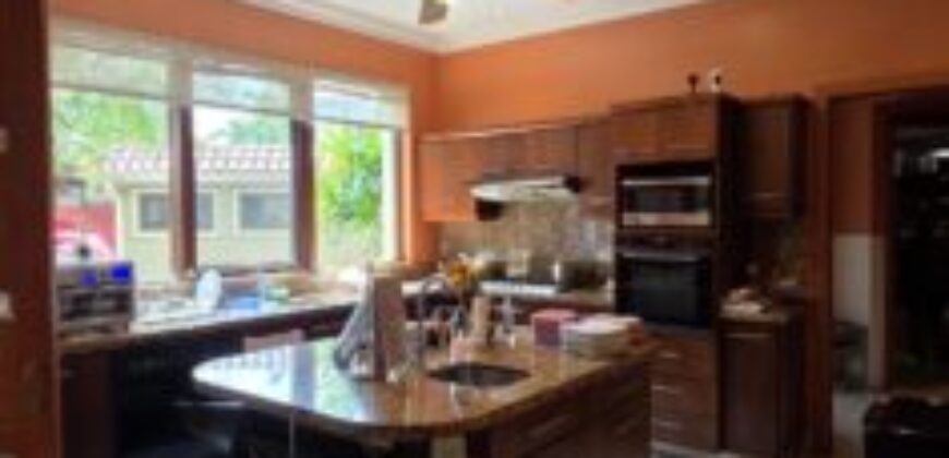 Hermosa Casa en Venta de 4 Dorm., Km 6 Vía Samborondón