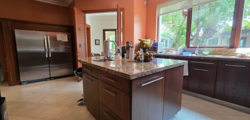 Hermosa Casa en Venta de 4 Dorm., Km 6 Vía Samborondón