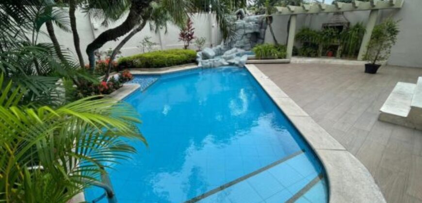 Amplia Casa en Venta en La Mejor Ubicación de Urdesa