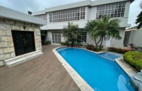 Amplia Casa en Venta en La Mejor Ubicación de Urdesa