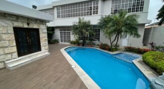 Amplia Casa en Venta en La Mejor Ubicación de Urdesa