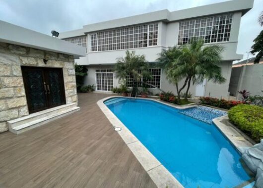 Amplia Casa en Venta en La Mejor Ubicación de Urdesa