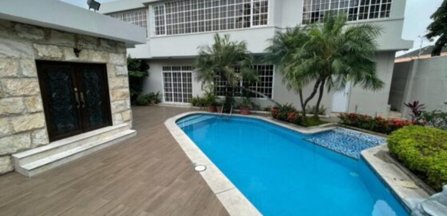 Amplia Casa en Venta en La Mejor Ubicación de Urdesa