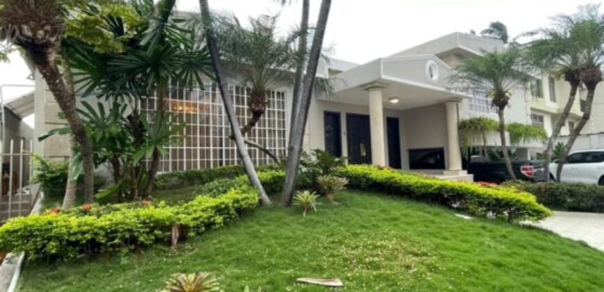 Amplia Casa en Venta en La Mejor Ubicación de Urdesa