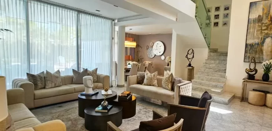 En Venta Hermosa Casa de 3 Dorm. Moderna y Remodelada, Isla Mocoli