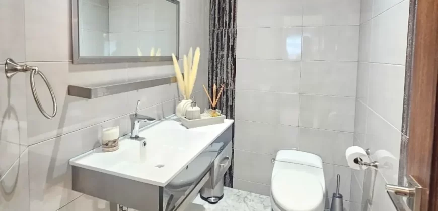 En Venta Hermosa Casa de 3 Dorm. Moderna y Remodelada, Isla Mocoli