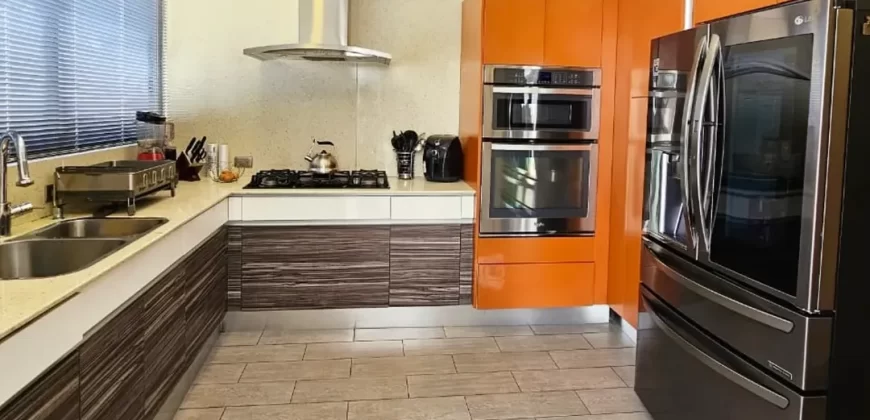 En Venta Hermosa Casa de 3 Dorm. Moderna y Remodelada, Isla Mocoli