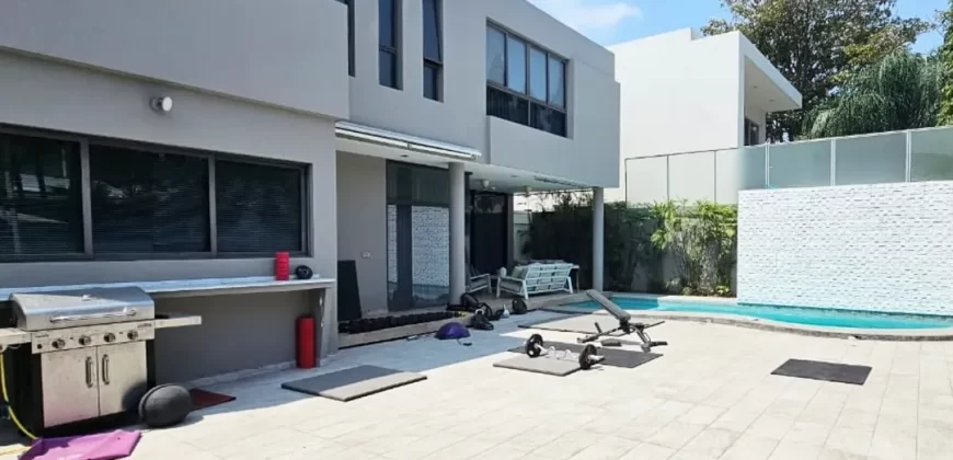 En Venta Hermosa Casa de 3 Dorm. Moderna y Remodelada, Isla Mocoli