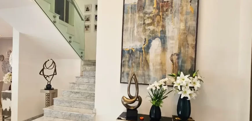 En Venta Hermosa Casa de 3 Dorm. Moderna y Remodelada, Isla Mocoli