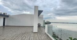 En Alquiler Penthouse de 3 Dorm. en Isla Mocoli