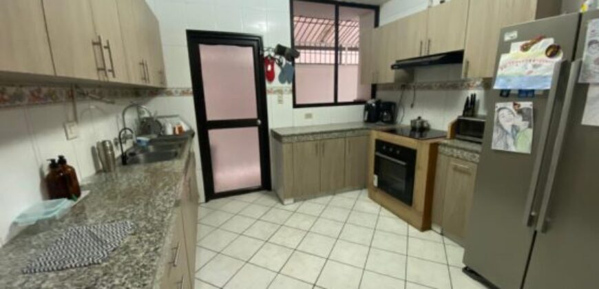 En Venta Departamento de 3 Dorm. en Portón de Las Lomas