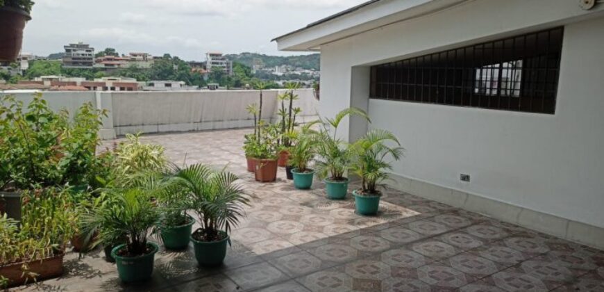 En Venta Departamento de 3 Dorm. en Portón de Las Lomas