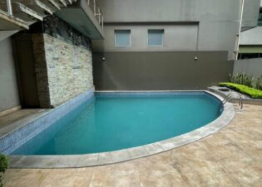 En Venta suite amoblada en Torres del sol, con parqueo