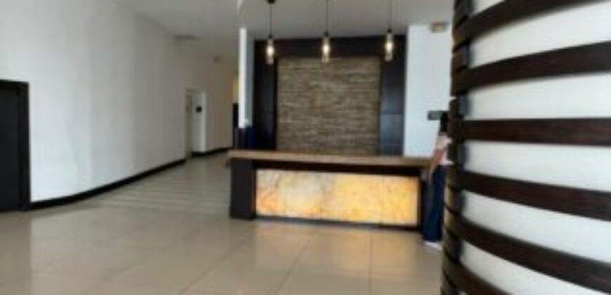 En Venta suite amoblada en Torres del sol, con parqueo