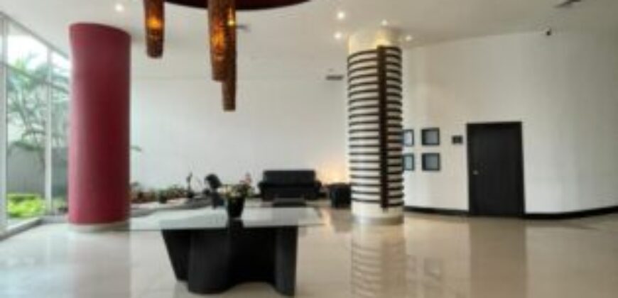 En Venta suite amoblada en Torres del sol, con parqueo