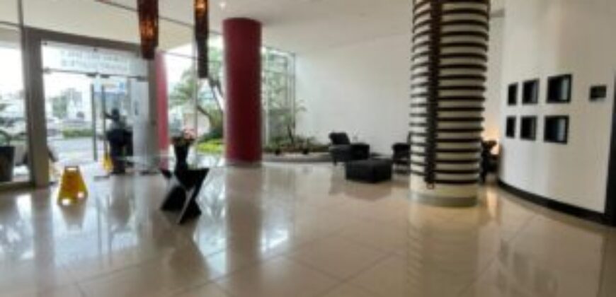 En Venta suite amoblada en Torres del sol, con parqueo