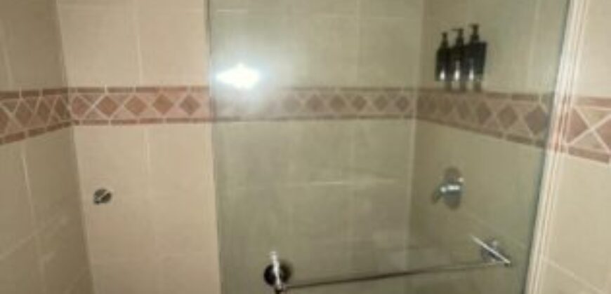 En Venta suite amoblada en Torres del sol, con parqueo