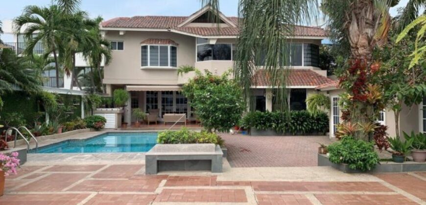 Preciosa Casa de 4 Dorm. en Venta o Alquiler con Hermosa Vista Al Rio en La Puntilla